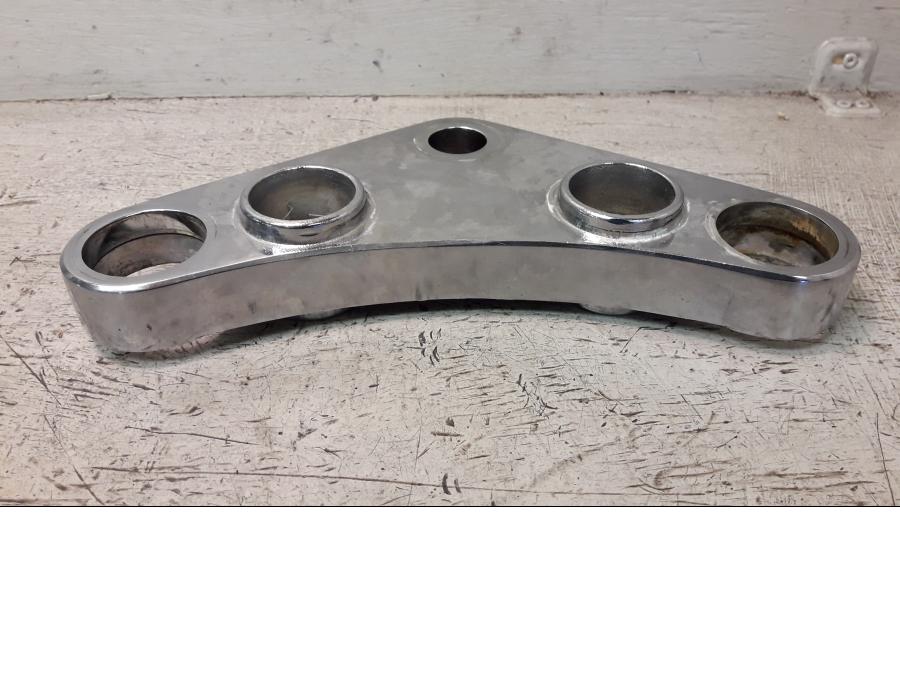 Framsidan på Gaffelkrona från en Suzuki LS 650 -2002 motorcykel.