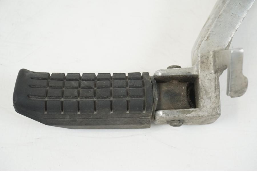 Snett nerifrån på Fotpinnefäste från en Honda CBR 125 R -2006 motorcykel.