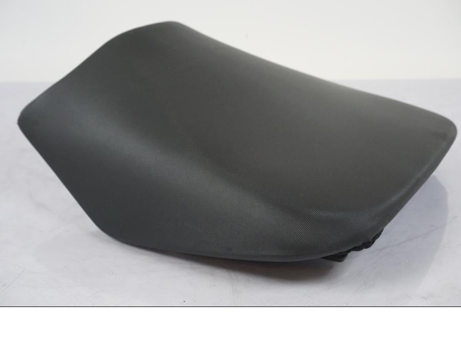 Snett nerifrån på Sadel från en Aprilia RS 125 -2000 motorcykel.