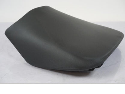 Snett nerifrån på Sadel från en Aprilia RS 125 -2000 motorcykel.