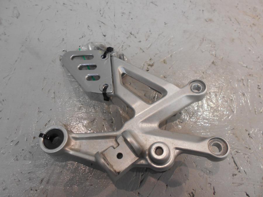 Framsidan på Fotpinnefäste från en Aprilia Tuono V4R -2016 motorcykel.