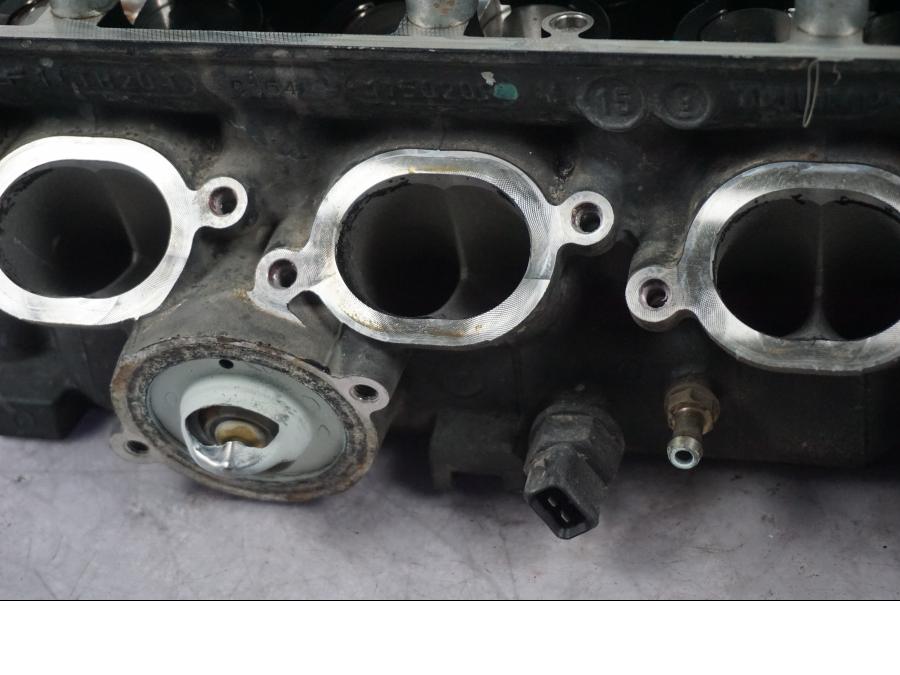 Höger sida på Topplock från en Triumph Tiger Explorer -2016 motorcykel.