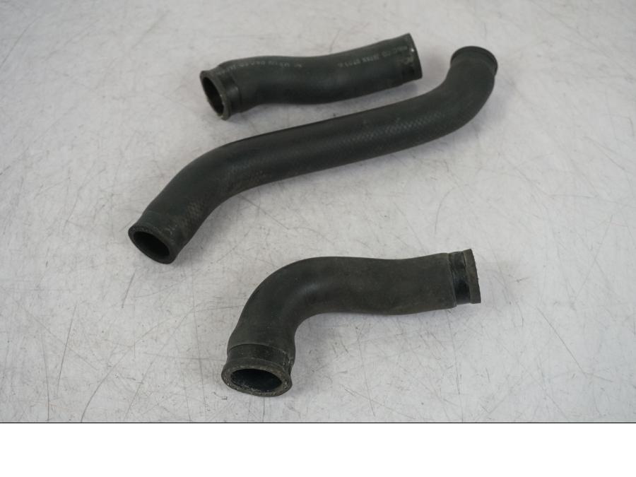 Baksidan på Vattenkyl Slang Set från en Suzuki VZ 800 -2000 motorcykel.