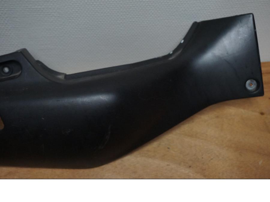 Baksidan på <p>Bakvinge höger från Suzuki GSX-R 1995.</p>

<p>Lackobjekt, lagad insida bak.</p> motorcykel.