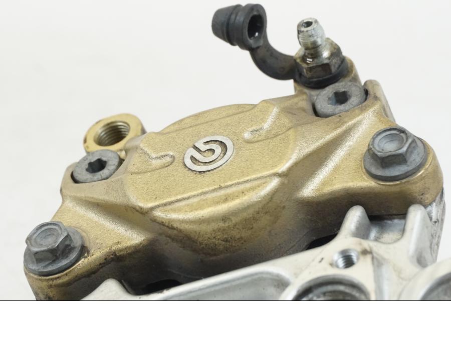 Höger sida på Bromsok från en Aprilia Tuono V4R -2011 motorcykel.