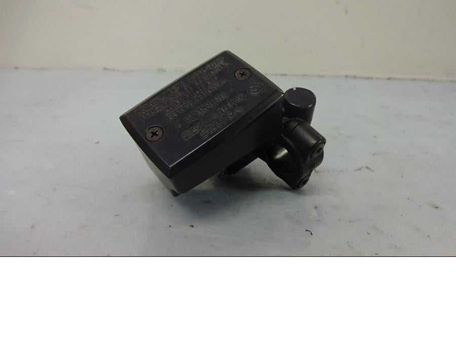 Baksidan på Bromshuvudcylinder från en Yamaha FJR 1300 -2003 motorcykel.