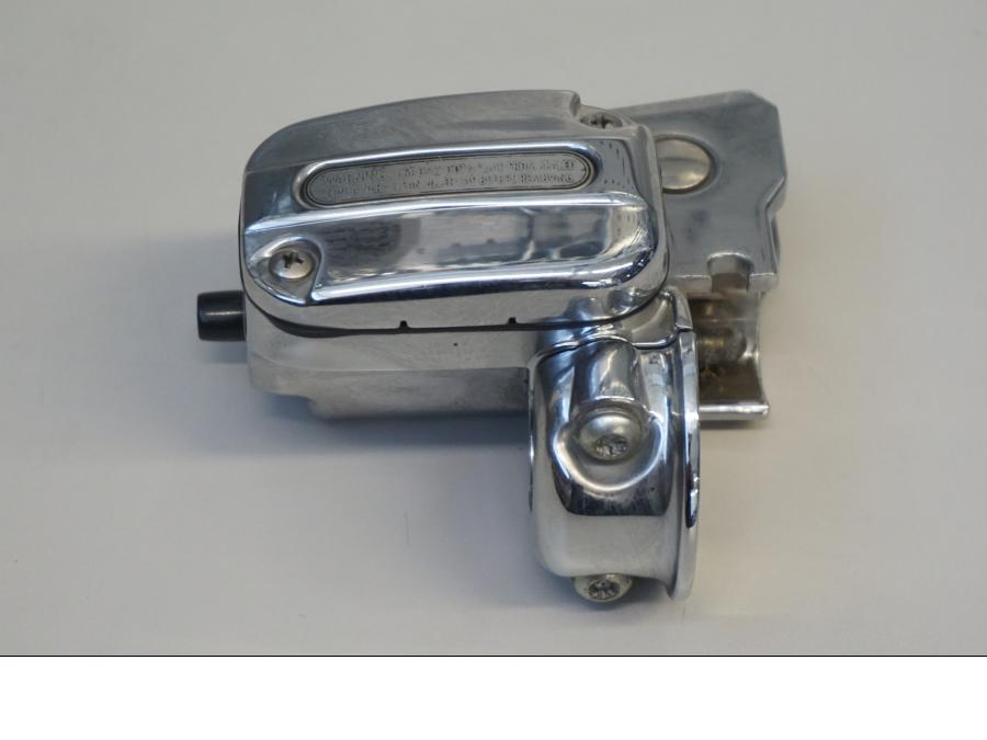 Framsidan på Bromshuvudcylinder från en H-D Touring Road King Classic FLHRCI -2008 motorcykel.