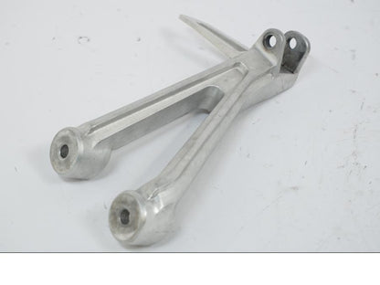 Vänster sida på Fotpinnefäste från en Honda CB 650 R -2019 motorcykel.