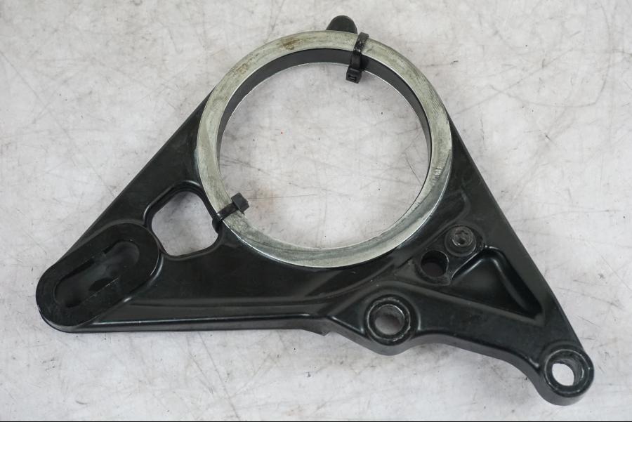 Framsidan på Bromsoksfäste från en Ducati Diavel -2015 motorcykel.