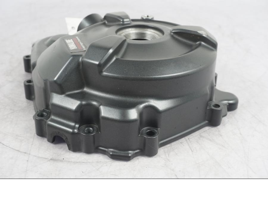 Snett nerifrån på Generatorkåpa från en Yamaha MT-07 -2023 motorcykel.