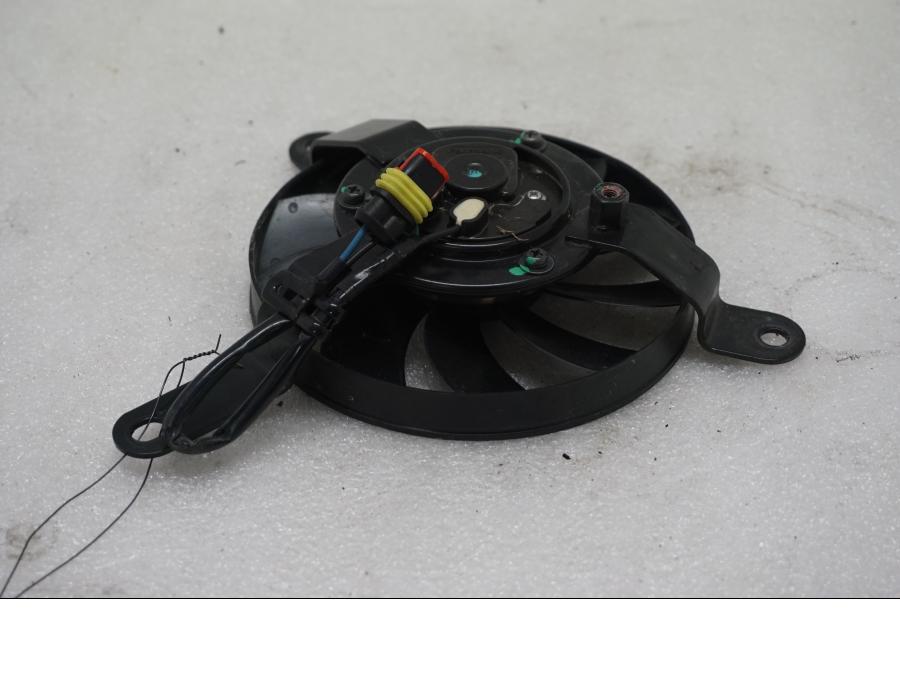 Framsidan på Vattenkylfläkt från en Ducati Monster 1200 -2015 motorcykel.