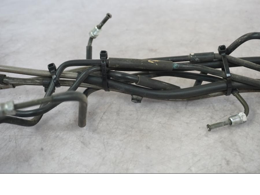 Extrabild4 på Bromsledning från en Triumph Tiger -2009 motorcykel.