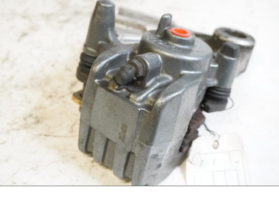 Baksidan på Bromsok från en Kawasaki ZX-6R -1997 motorcykel.