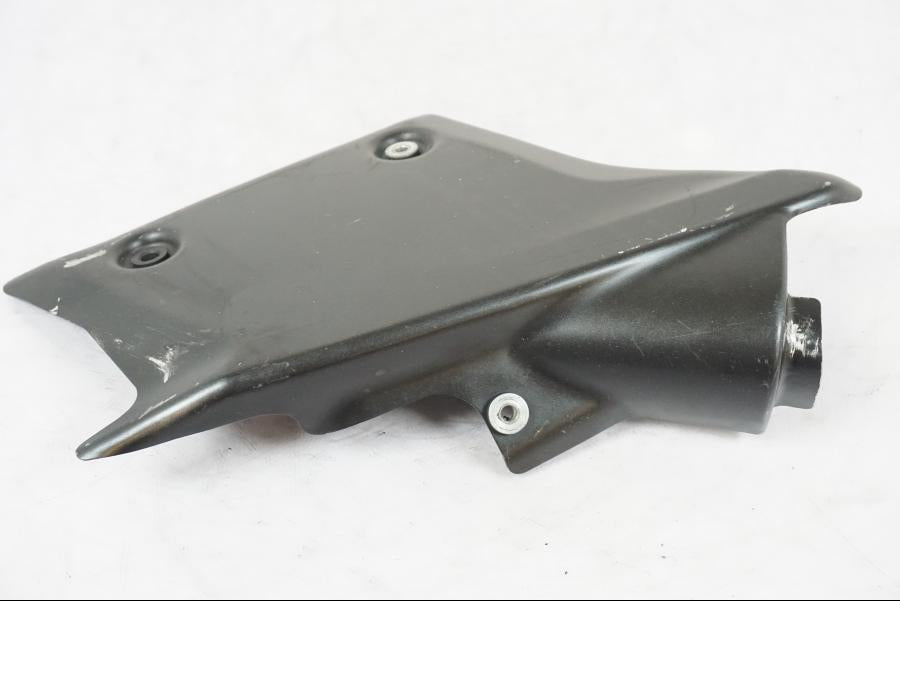 Snett nerifrån på Värmeskydd från en Kawasaki ZX-6R -2011 motorcykel.