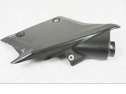 Snett nerifrån på Värmeskydd från en Kawasaki ZX-6R -2011 motorcykel.