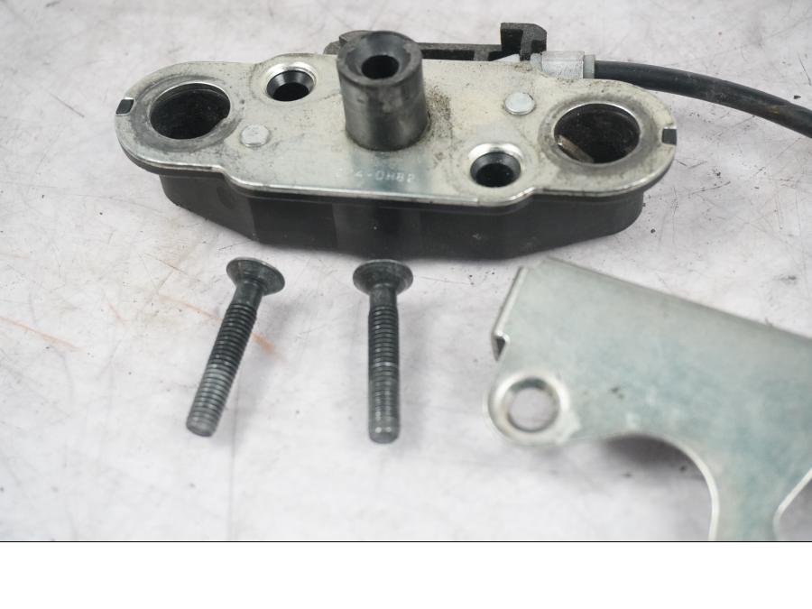 Baksidan på Sadellåsmekanism från en Kawasaki ZX-10R -2008 motorcykel.