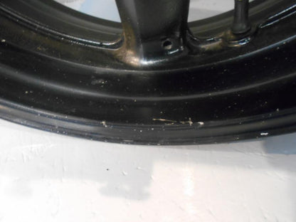 Baksidan på Fälg från en Yamaha FZS 1000 -2002 motorcykel.