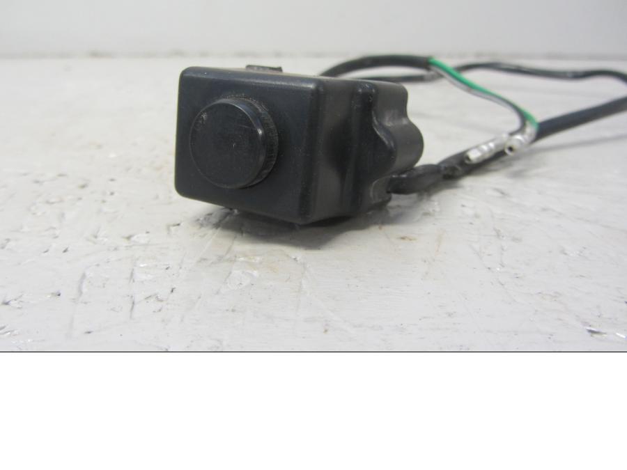 Baksidan på Tryckknappsreglage från en Suzuki LTA 750 XP E -2009 motorcykel.