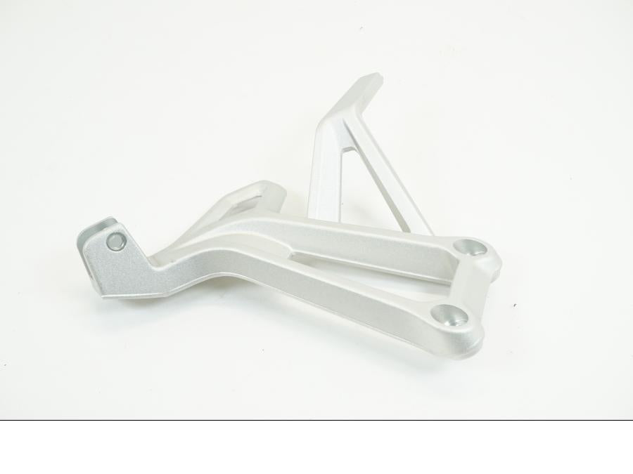 Baksidan på Fotpinnefäste från en BMW F 850 GS -2021 motorcykel.