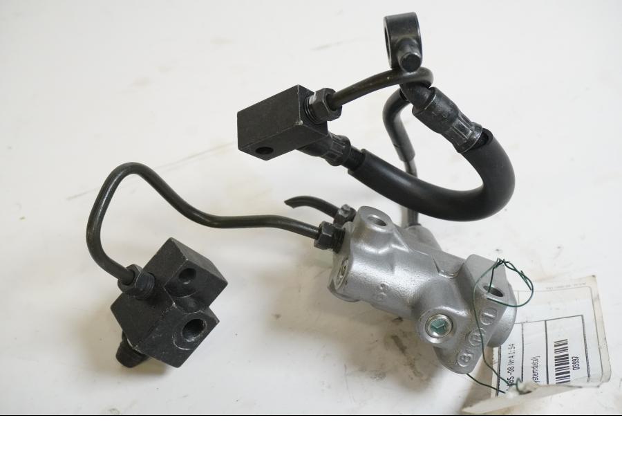 Höger sida på Bromsfördelare från en Honda VFR 800 -2008 motorcykel.