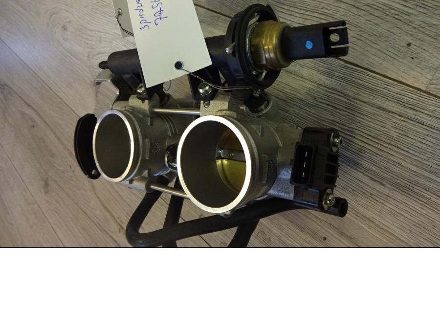 Snett uppifrån på Spjällhus från en BMW F 800 GT -2015 motorcykel.