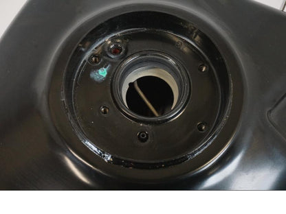 Baksidan på Bensintank från en Triumph Trident -2021 motorcykel.