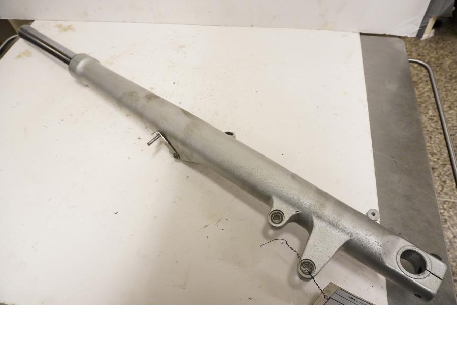 Framsidan på Gaffelben från en BMW K 1200 LT -2004 motorcykel.