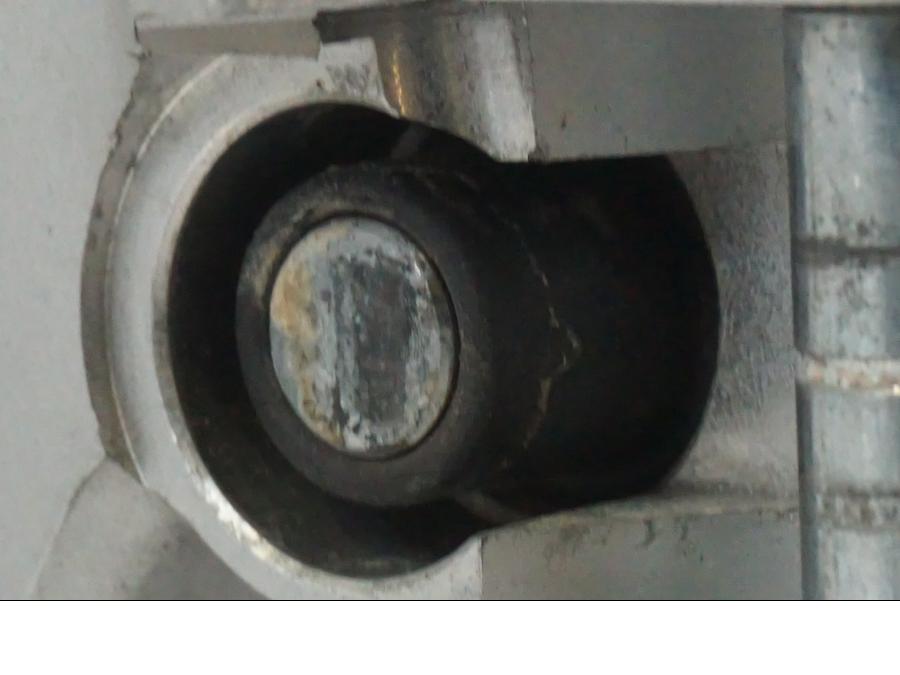 Snett nerifrån på Bromshuvudcylinder från en Suzuki VZR 1800 -2009 motorcykel.