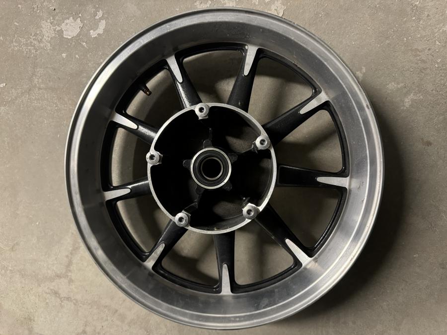 Framsidan på Fälg från en Kawasaki VN 1700 Classic Tourer -2009 motorcykel.