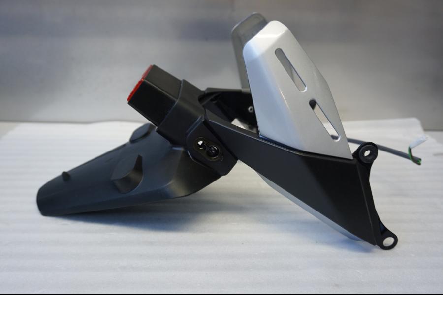 Vänster sida på Skylthållare från en Honda CBR 600 RR -2004 motorcykel.