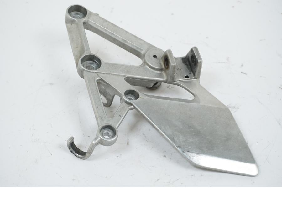 Höger sida på Fotpinnefäste från en Honda CBR 600 -1998 motorcykel.