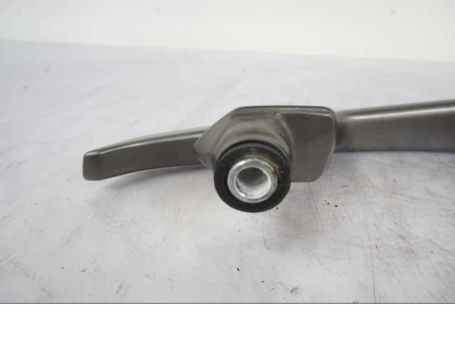 Vänster sida på Passagerarhandtag från en Kawasaki ER-6N -2012 motorcykel.