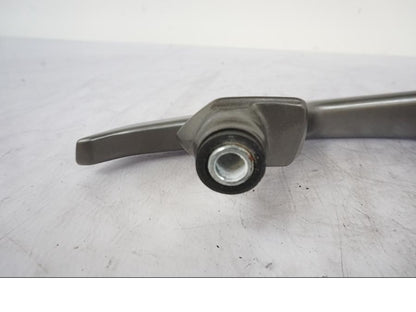 Vänster sida på Passagerarhandtag från en Kawasaki ER-6N -2012 motorcykel.