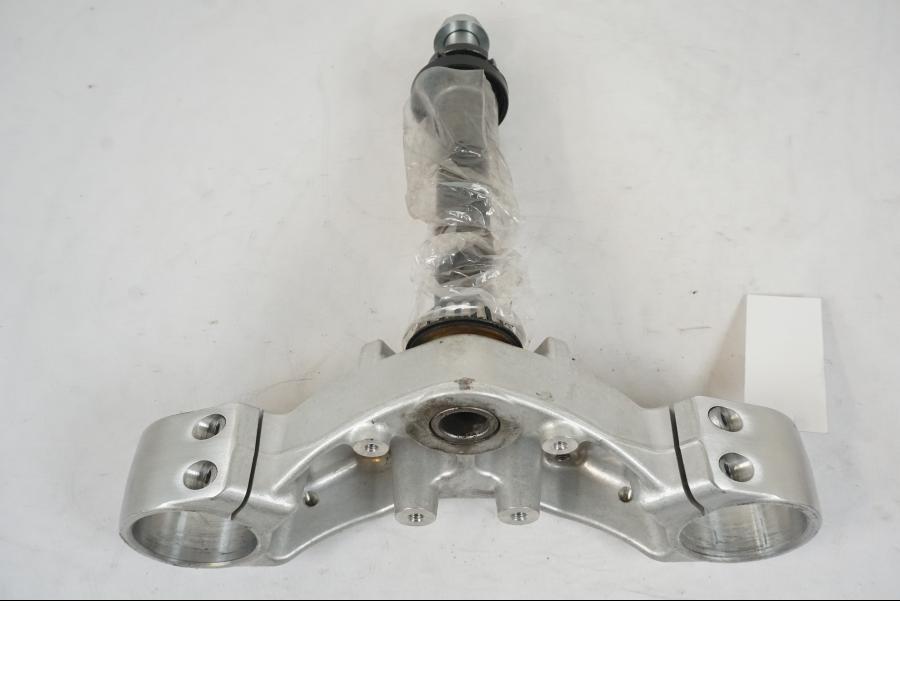 Snett nerifrån på Gaffelkrona från en Suzuki VZR 1800 -2009 motorcykel.