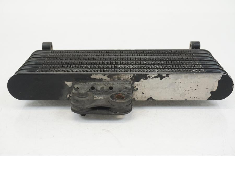 Snett nerifrån på Oljekyl från en Honda CB 750 -2002 motorcykel.