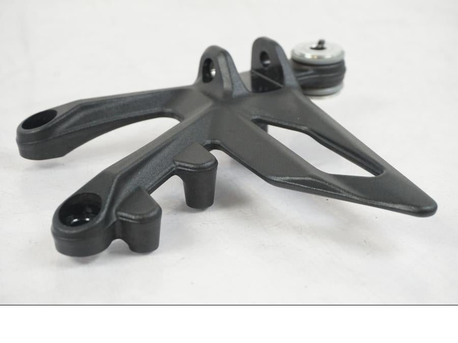 Vänster sida på Fotpinnefäste från en KTM 1290 Super Duke R EVO -2023 motorcykel.