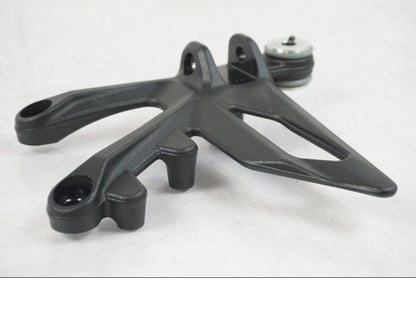 Vänster sida på Fotpinnefäste från en KTM 1290 Super Duke R EVO -2023 motorcykel.