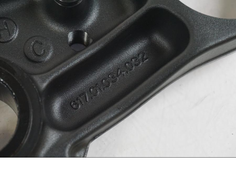 Snett nerifrån på Gaffelkrona från en KTM 1290 Super Duke R EVO -2023 motorcykel.