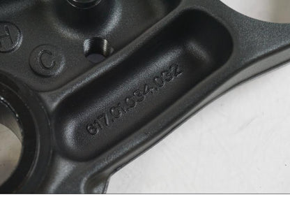 Snett nerifrån på Gaffelkrona från en KTM 1290 Super Duke R EVO -2023 motorcykel.