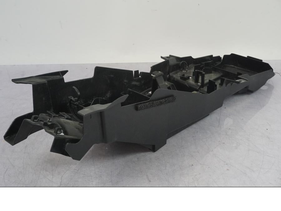 Snett nerifrån på Undertail från en Yamaha MT-09 SP -2018 motorcykel.