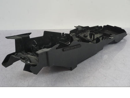 Snett nerifrån på Undertail från en Yamaha MT-09 SP -2018 motorcykel.