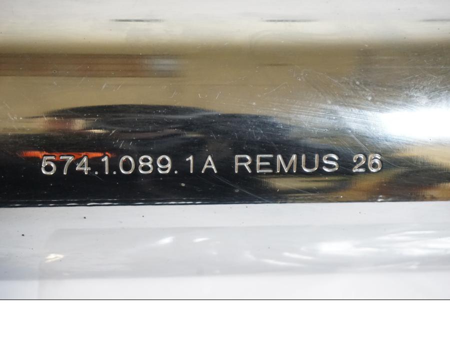 Vänster sida på Ljuddämpare från en Ducati GT 1000 -2007 motorcykel.