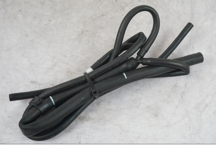 Vänster sida på Fuel Evap System från en KTM 1290 Super Duke R -2022 motorcykel.