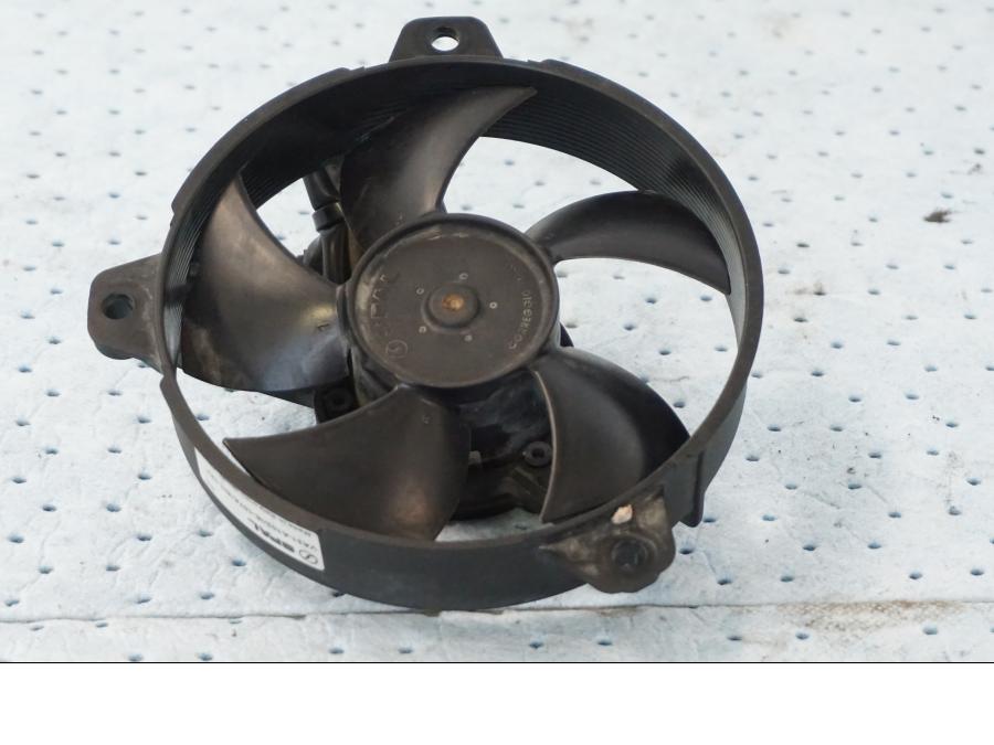 Höger sida på Vattenkylfläkt från en Yamaha X-Max 250 -2016 scooter.