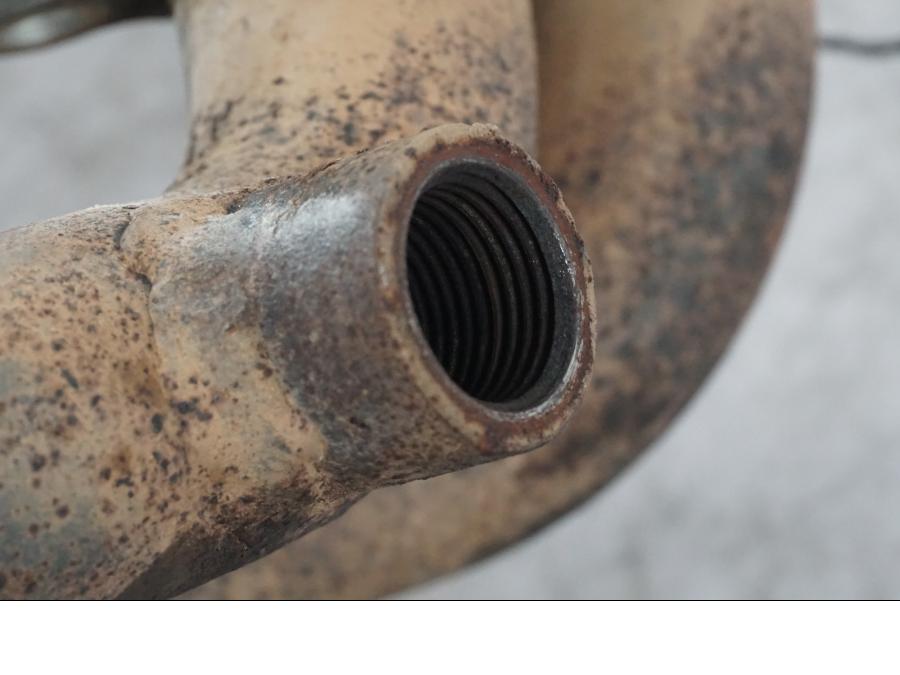 Snett nerifrån på Grenrör från en Buell 1125 R -2008 motorcykel.