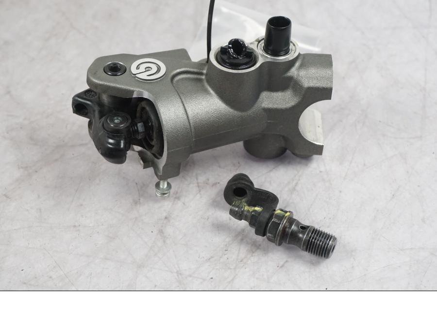 Framsidan på Kopplingshuvudcylinder från en Ducati Multistrada V4 -2024 motorcykel.