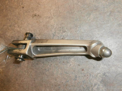 Baksidan på Fotpinne från en Triumph Daytona 650 -2005 motorcykel.