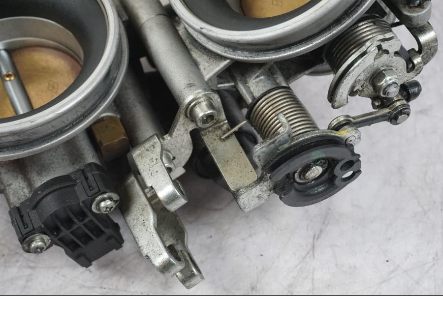 Höger sida på Spjällhus från en Buell 1125 R -2008 motorcykel.