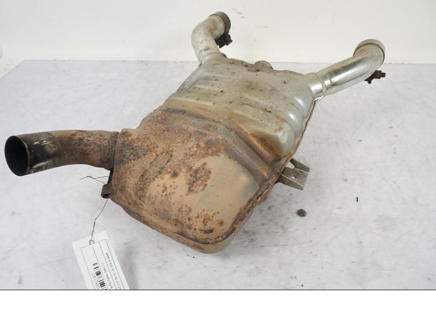 Baksidan på Mellanburk från en BMW R 850 R -2004 motorcykel.