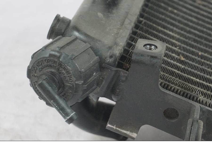 Vänster sida på Vattenkyl från en KTM 690 SM R -2009 motorcykel.